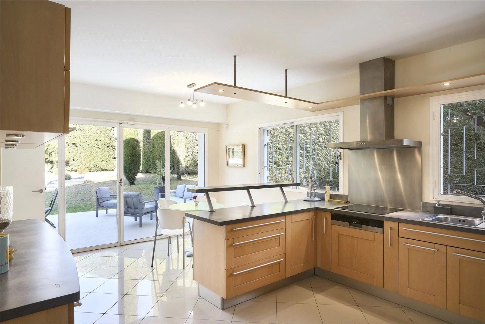 villa 4 Rooms for seasonal rent on Antibes (06160)