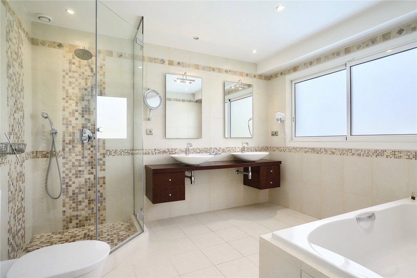 villa 4 Rooms for seasonal rent on Antibes (06160)