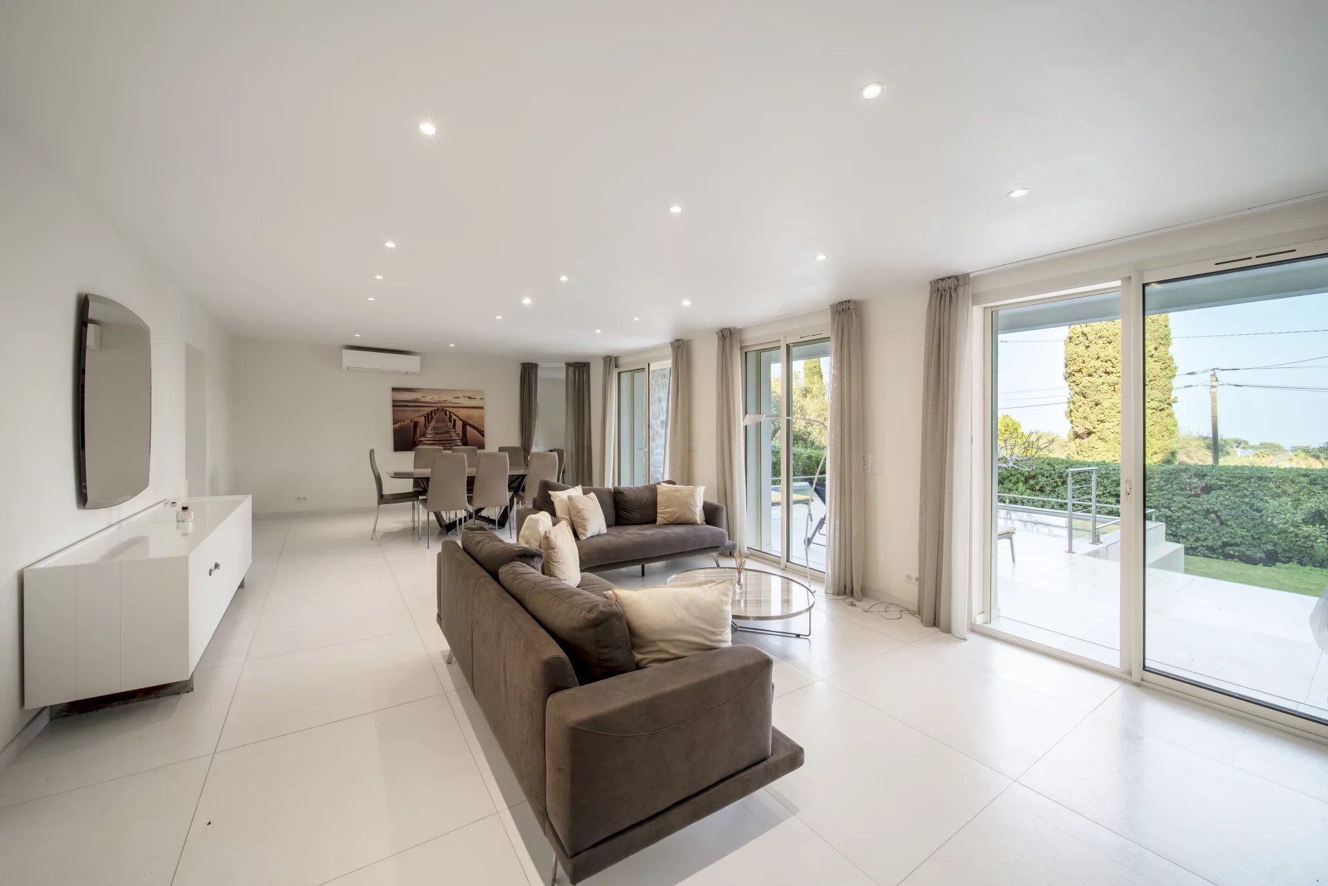 villa 6 Rooms for seasonal rent on Antibes (06160)