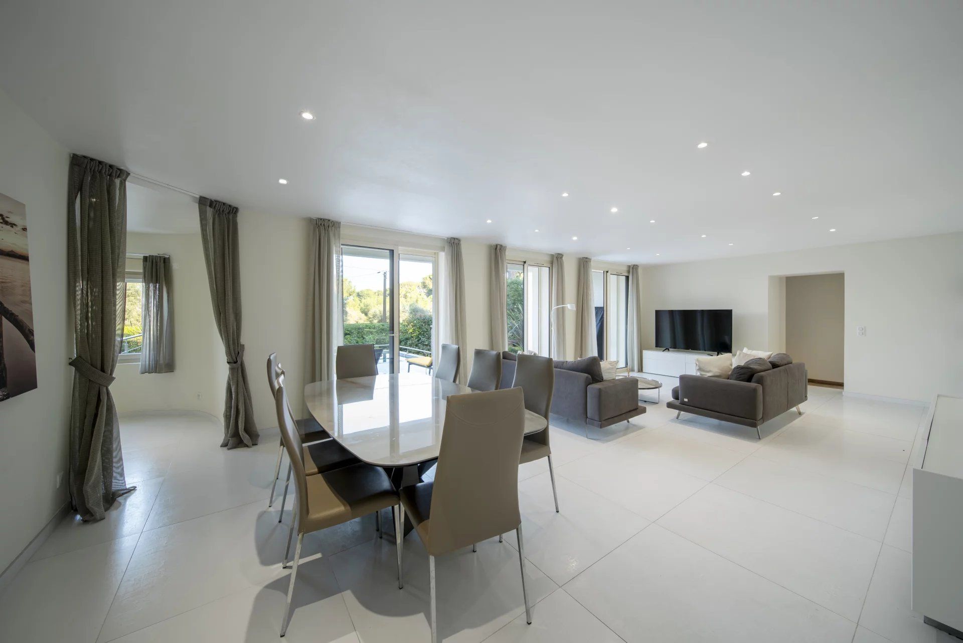 villa 6 Rooms for seasonal rent on Antibes (06160)