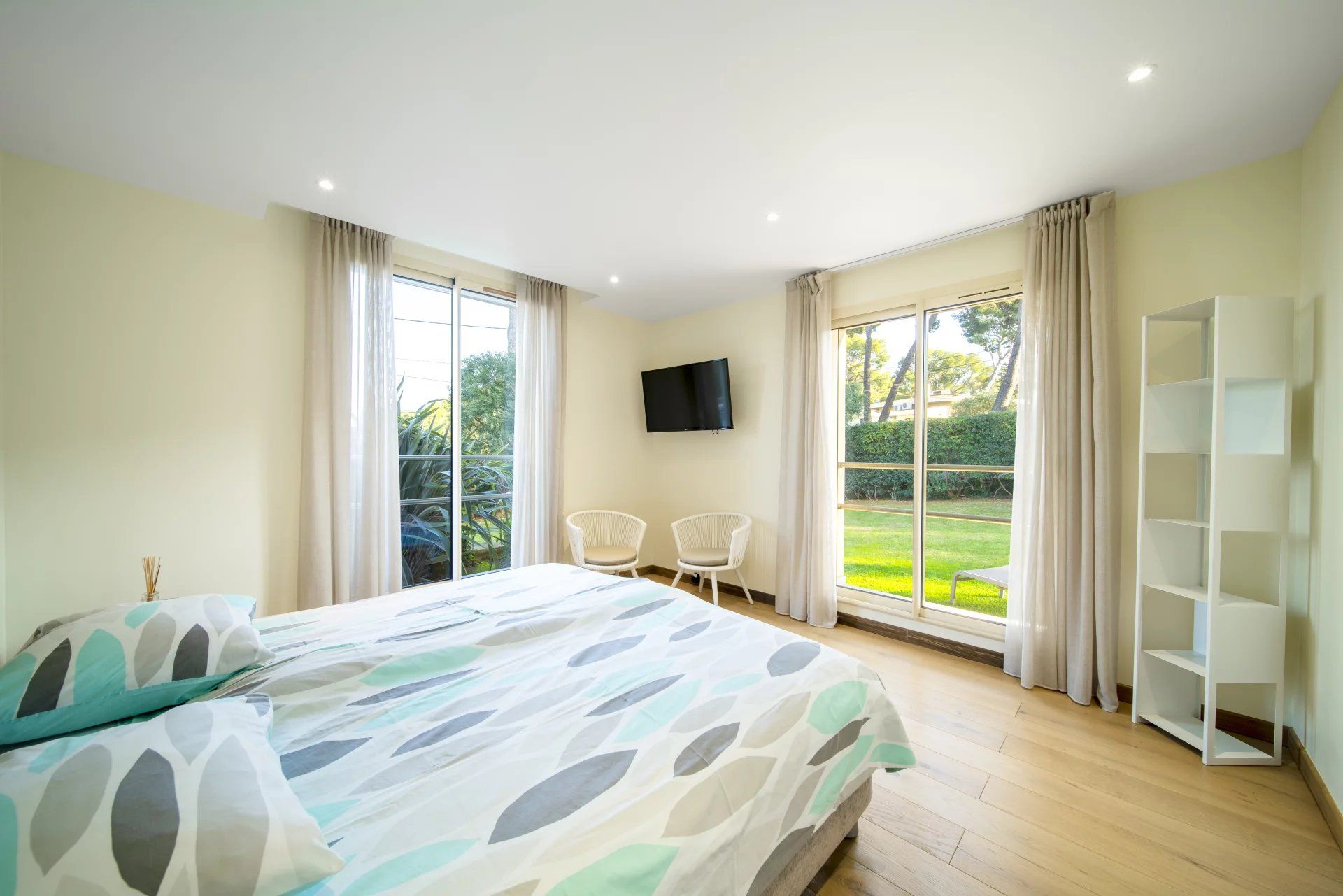 villa 6 Rooms for seasonal rent on Antibes (06160)