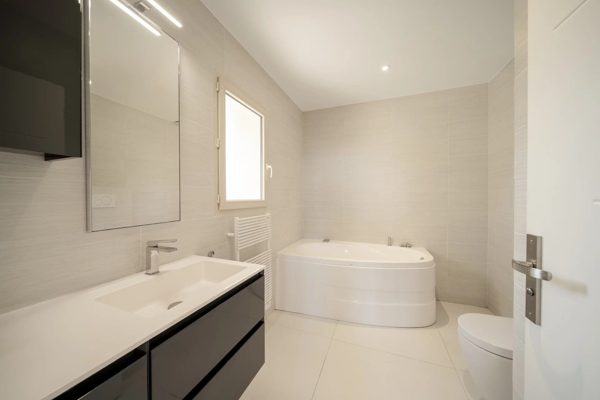 villa 6 Rooms for seasonal rent on Antibes (06160)