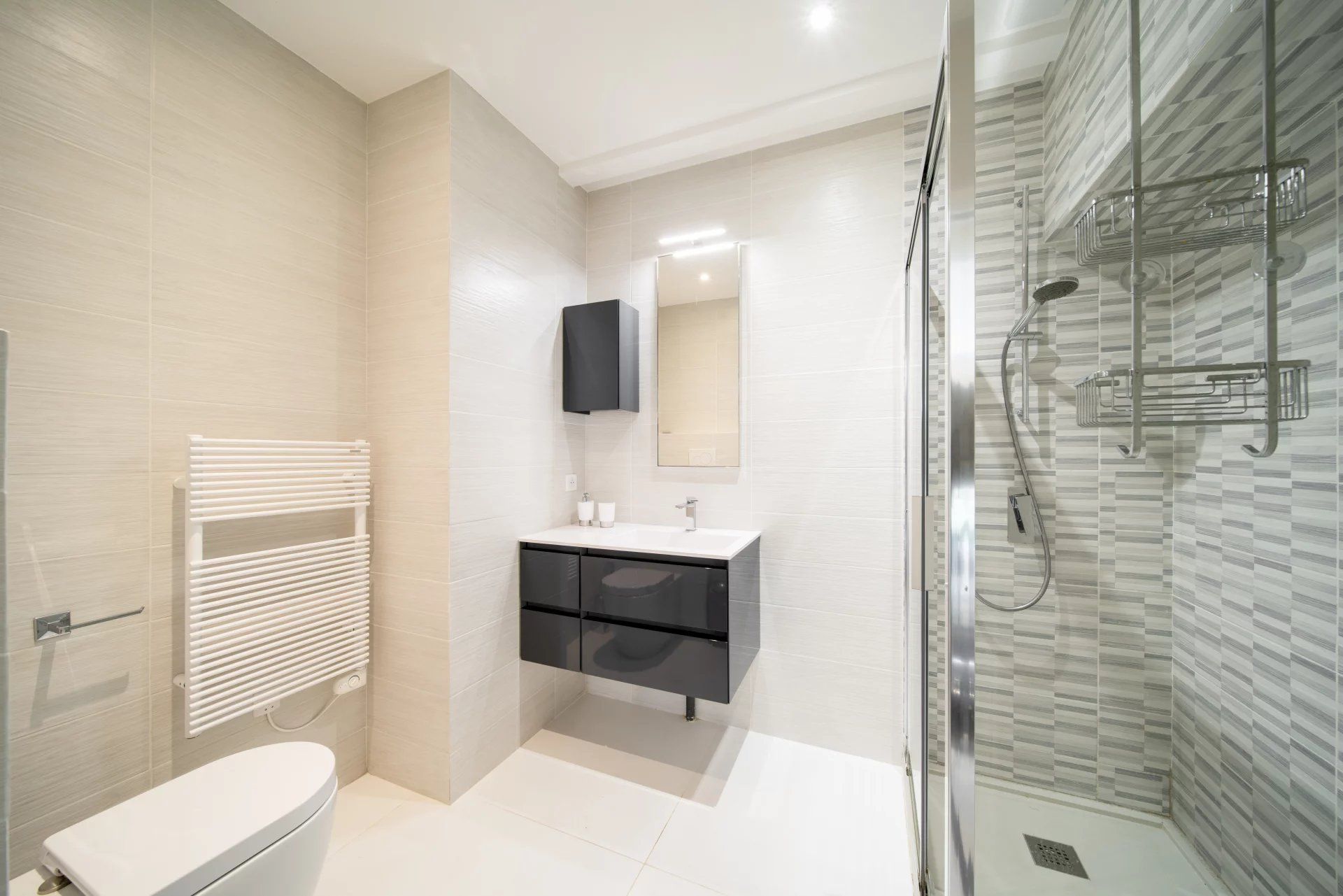 villa 6 Rooms for seasonal rent on Antibes (06160)