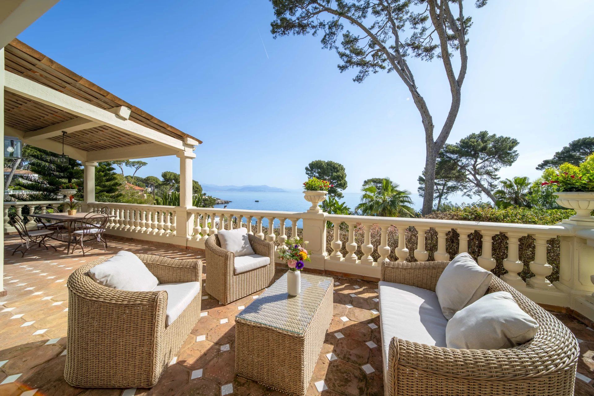 Location saisonnière Villa Antibes 8 Pièces 240 m²