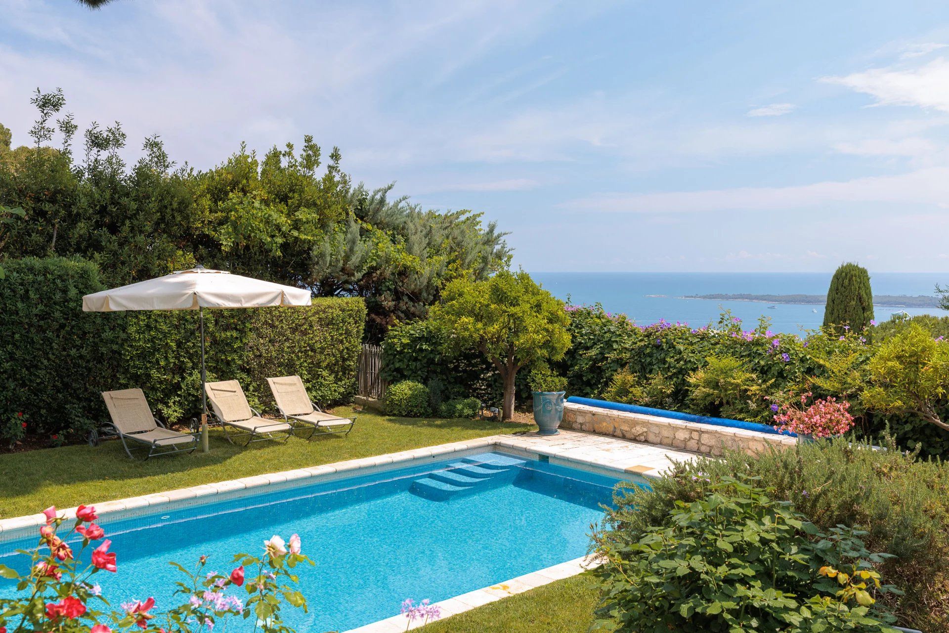 bastide 10 Rooms for seasonal rent on Cannes (06400)