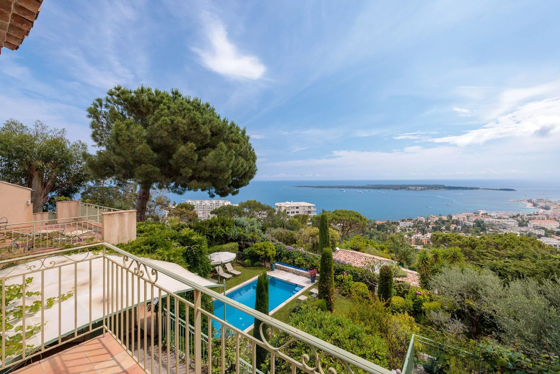 bastide 10 Pièces en location saisonnière sur Cannes (06400) Location saisonnière Bastide Cannes 10 Pièces 180 m²