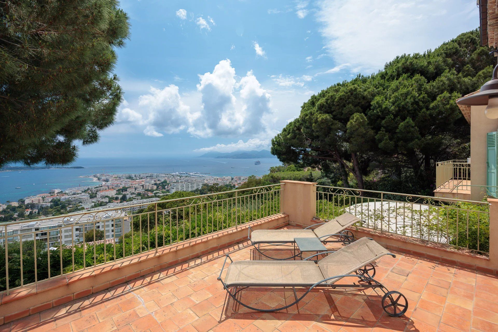bastide 10 Pièces en location saisonnière sur Cannes (06400) Location saisonnière Bastide Cannes 10 Pièces 180 m²