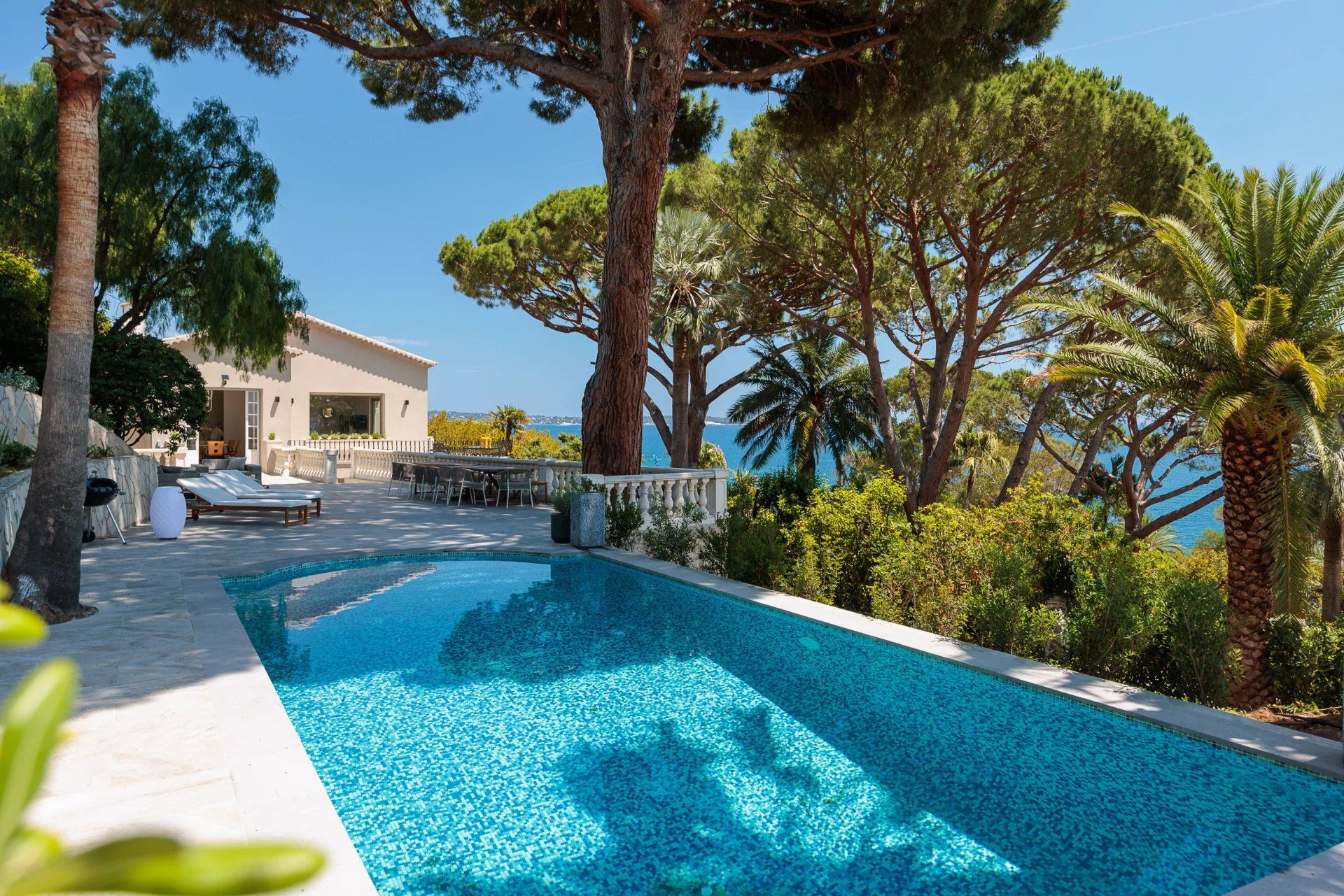 villa 10 Rooms for seasonal rent on Cannes (06400)