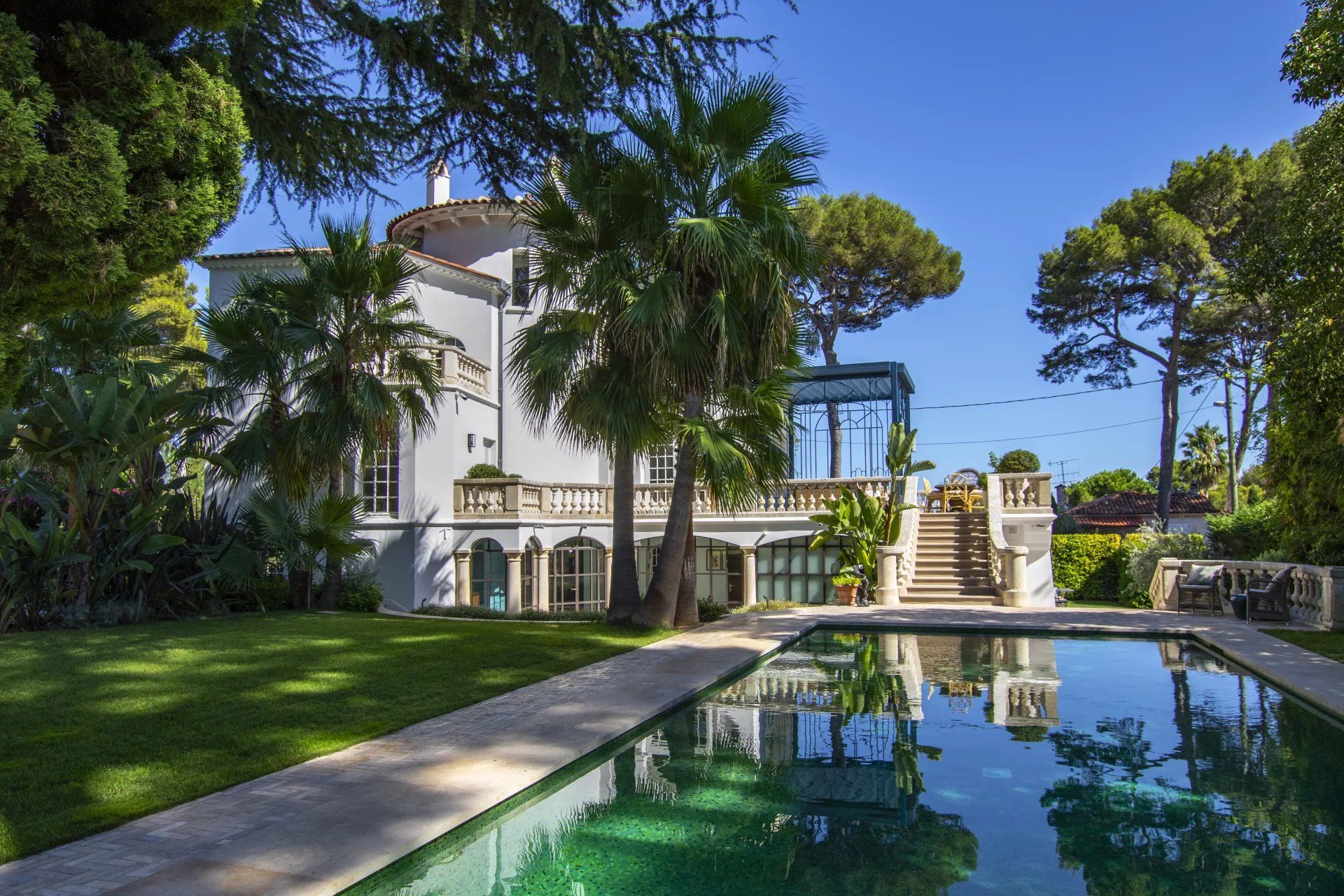 villa 10 Rooms for seasonal rent on Antibes (06160)