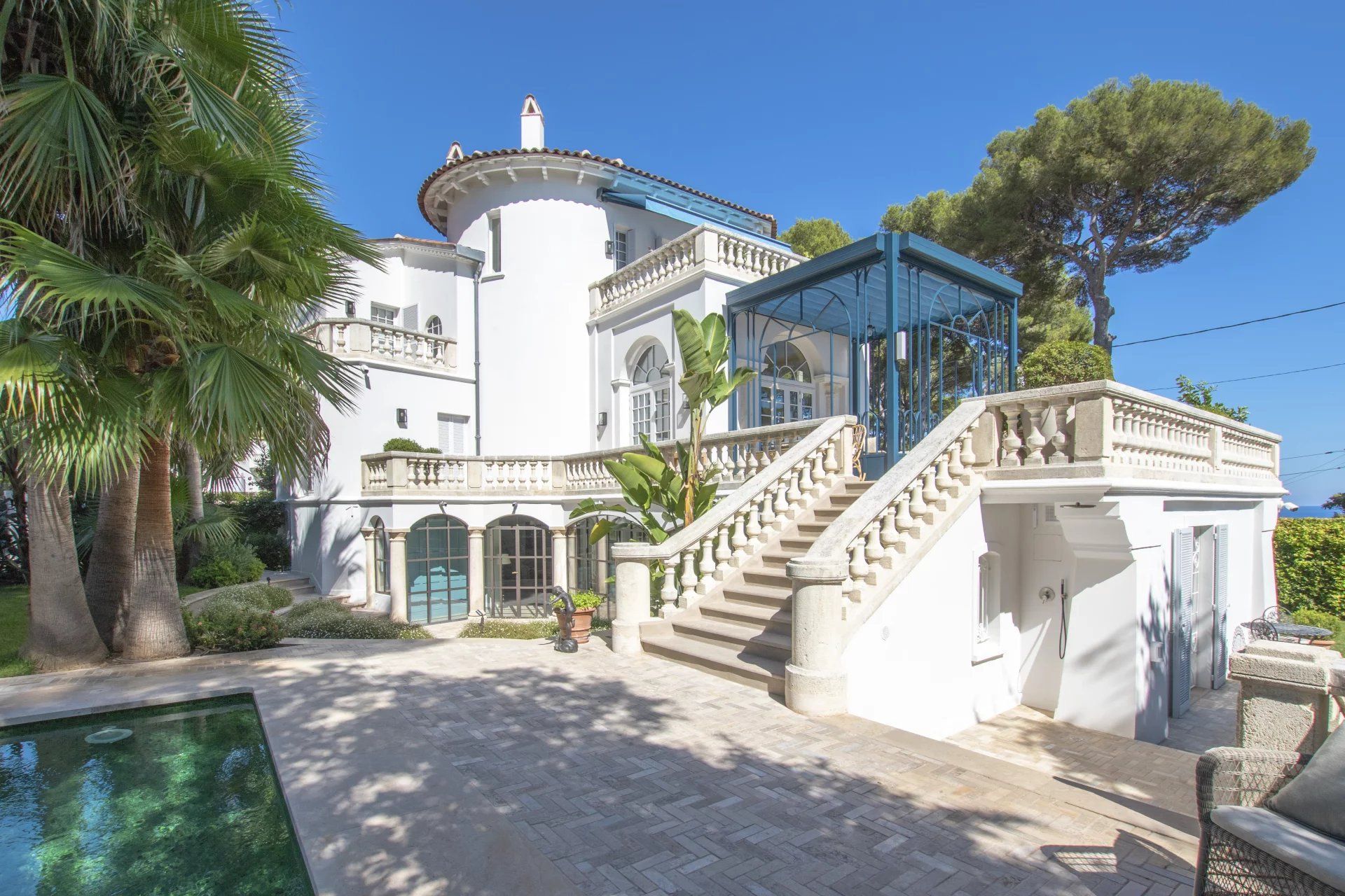 villa 10 Rooms for seasonal rent on Antibes (06160)