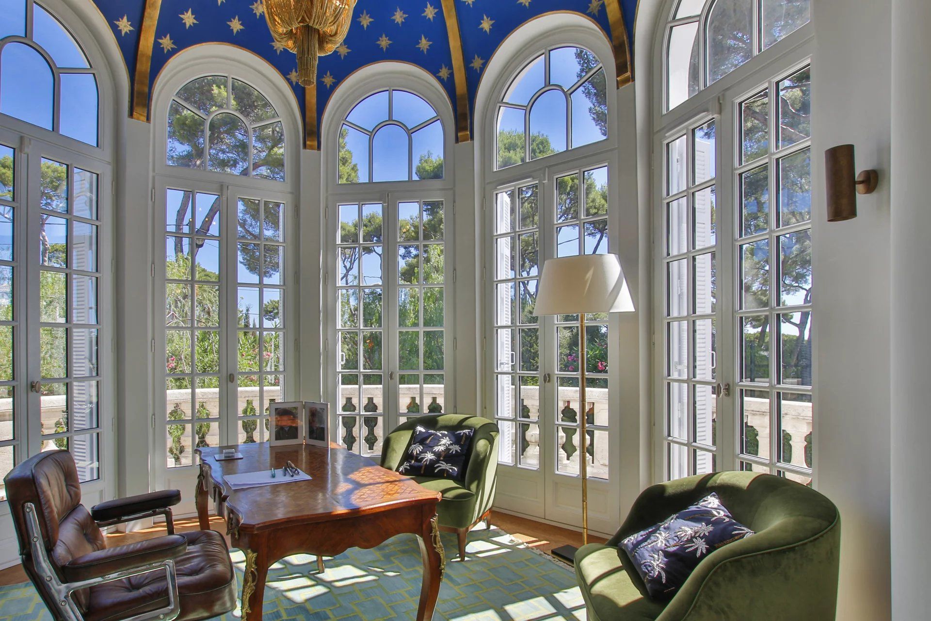 villa 10 Rooms for seasonal rent on Antibes (06160)