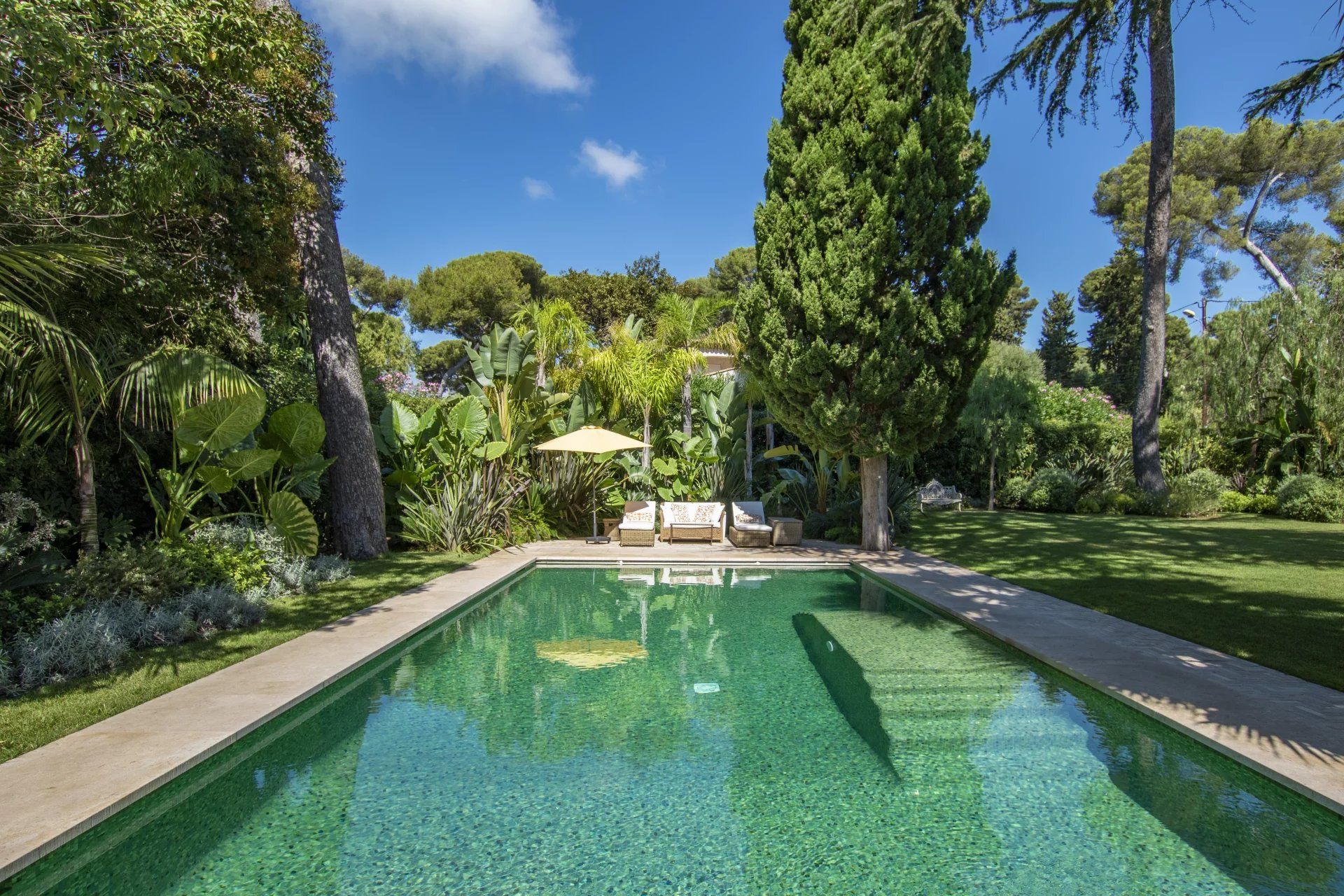 villa 10 Rooms for seasonal rent on Antibes (06160)