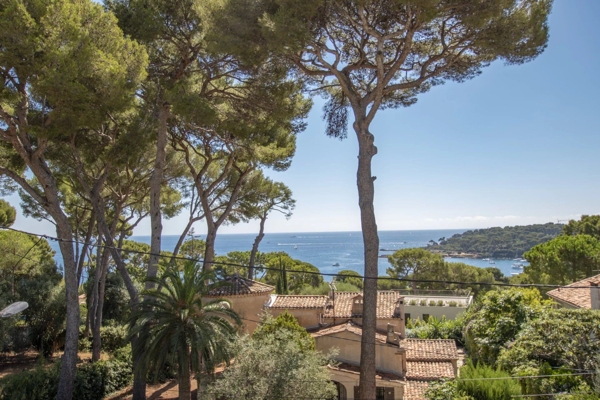 villa 10 Rooms for seasonal rent on Antibes (06160)