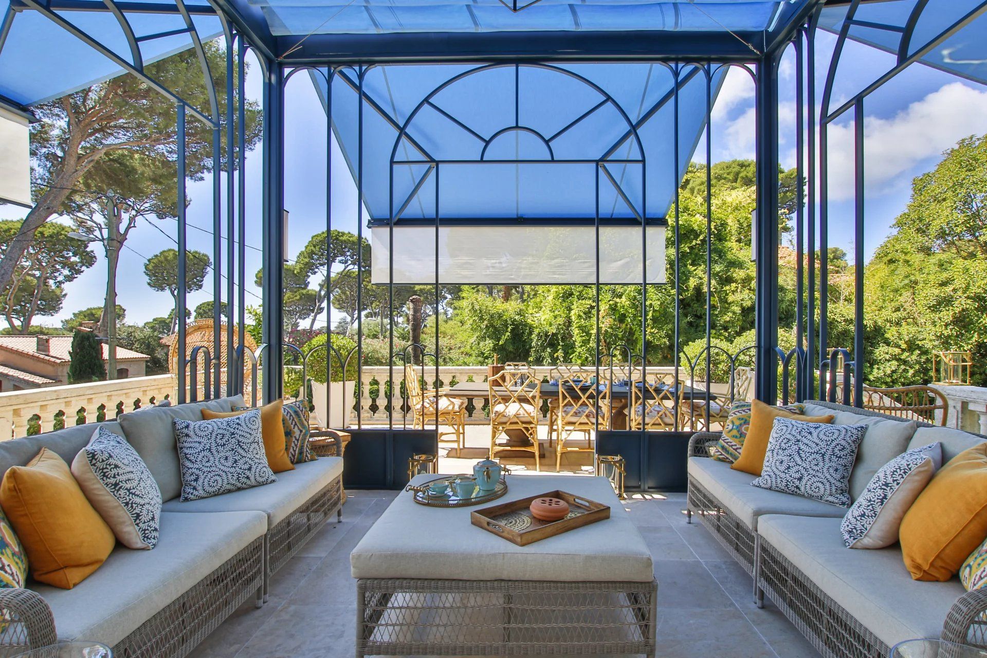 villa 10 Rooms for seasonal rent on Antibes (06160)