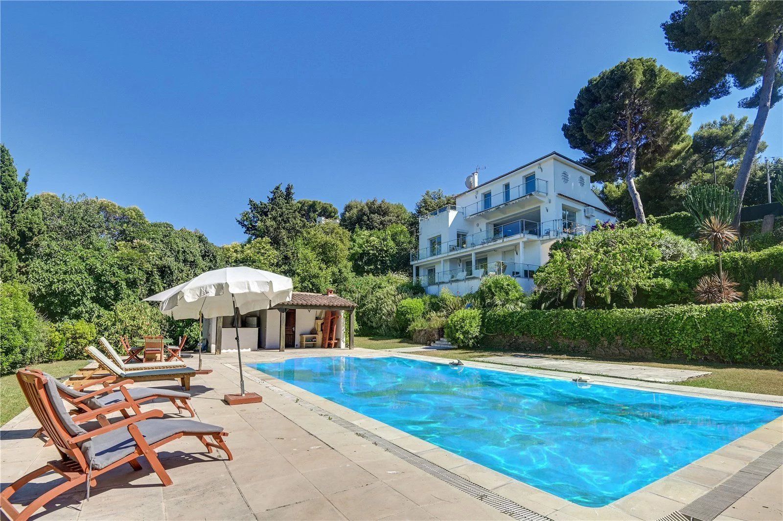 villa 6 Rooms for seasonal rent on Antibes (06160)