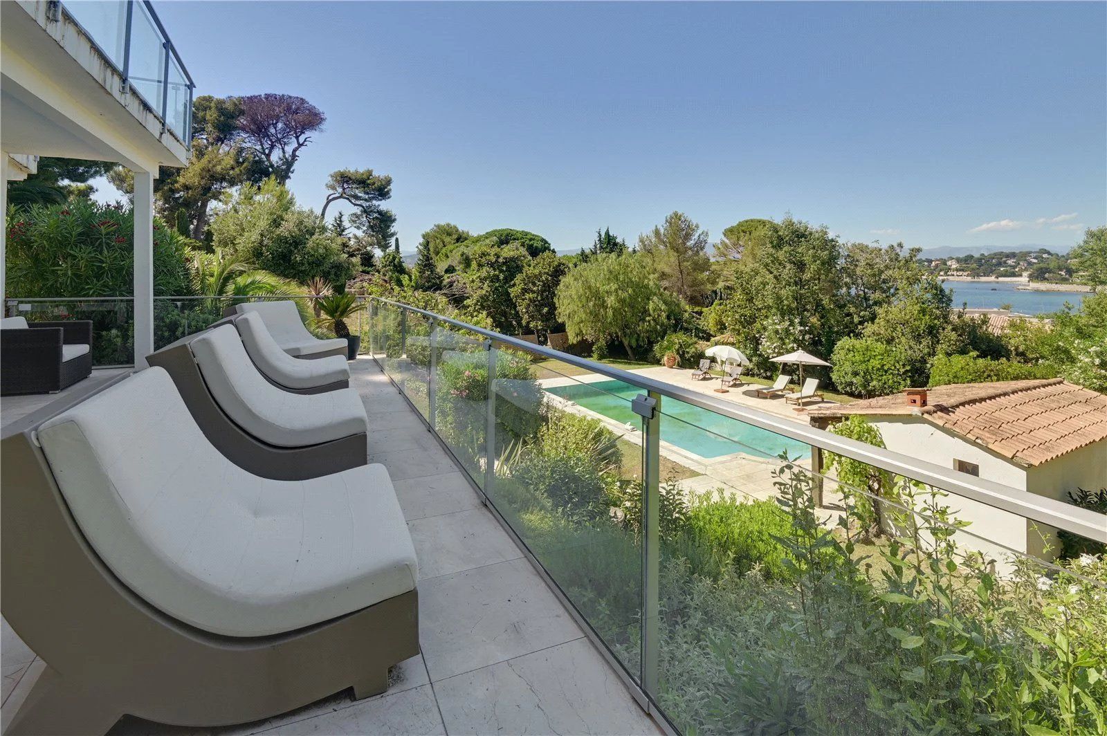 villa 6 Rooms for seasonal rent on Antibes (06160)