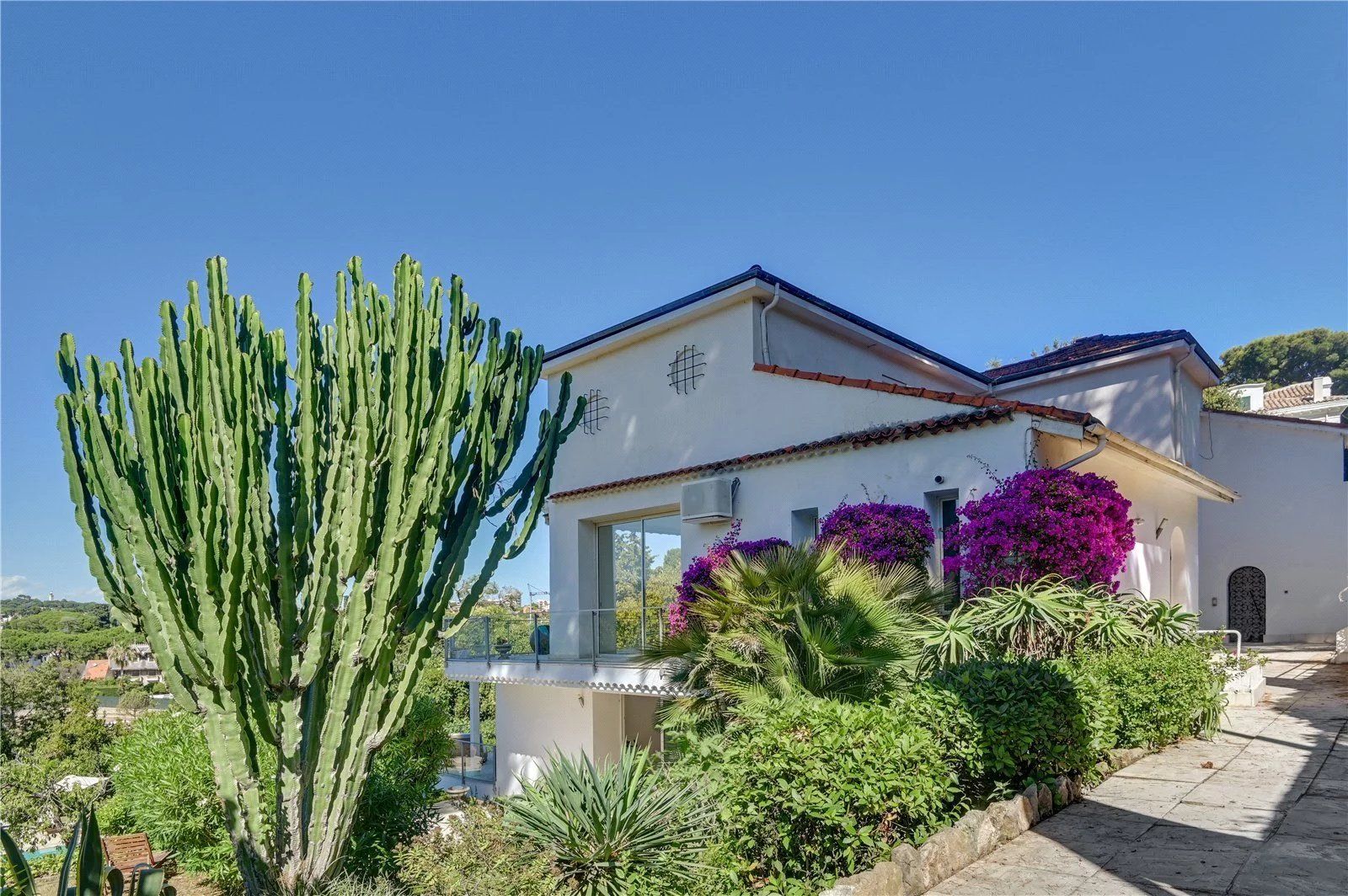 villa 6 Rooms for seasonal rent on Antibes (06160)