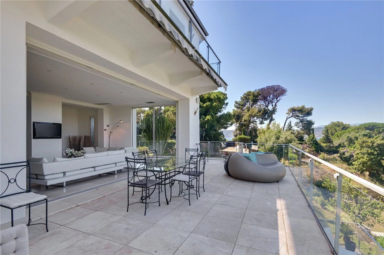 villa 6 Rooms for seasonal rent on Antibes (06160)