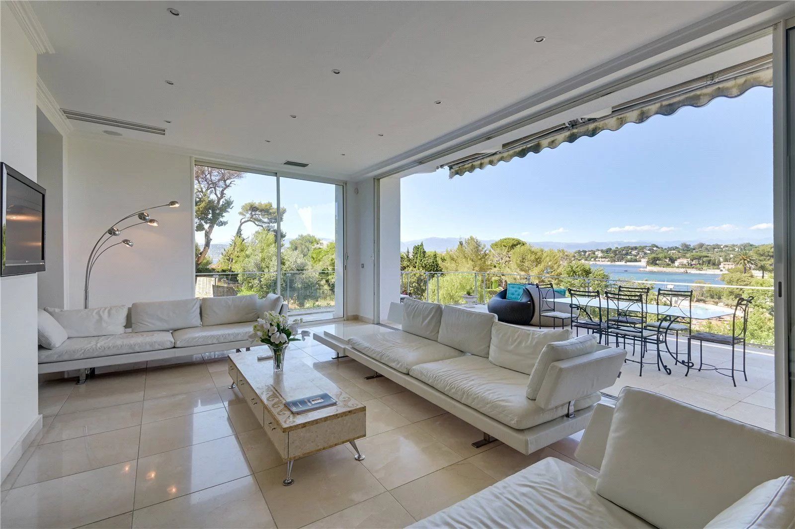 villa 6 Rooms for seasonal rent on Antibes (06160)