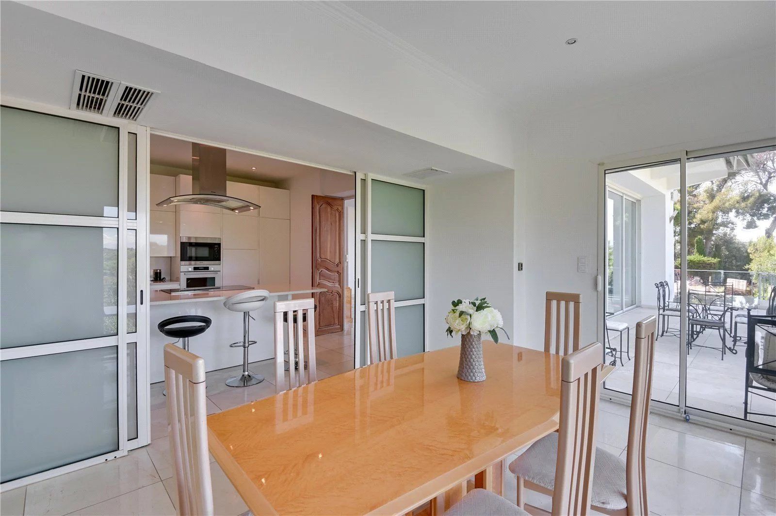 villa 6 Rooms for seasonal rent on Antibes (06160)