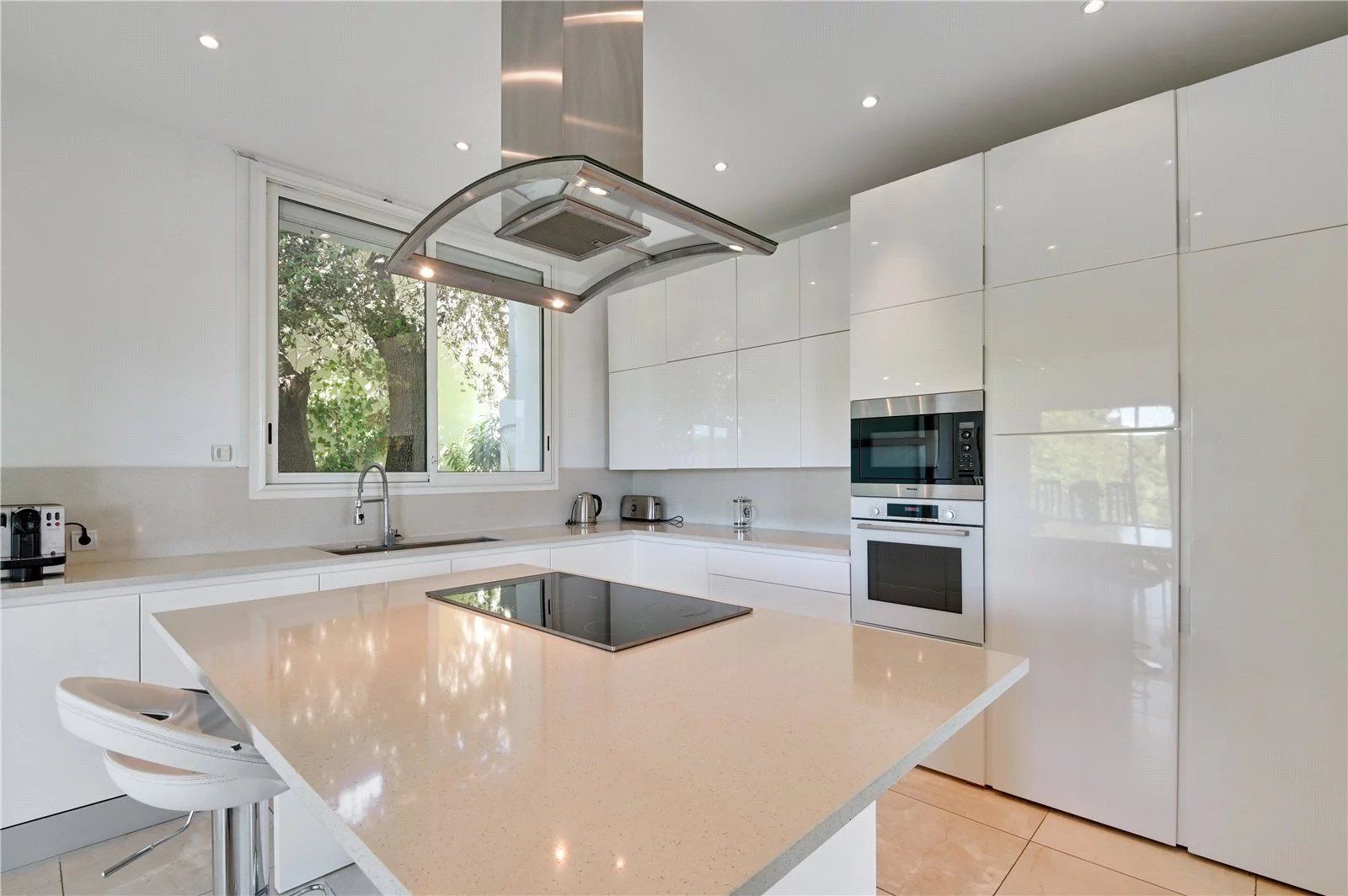 villa 6 Rooms for seasonal rent on Antibes (06160)