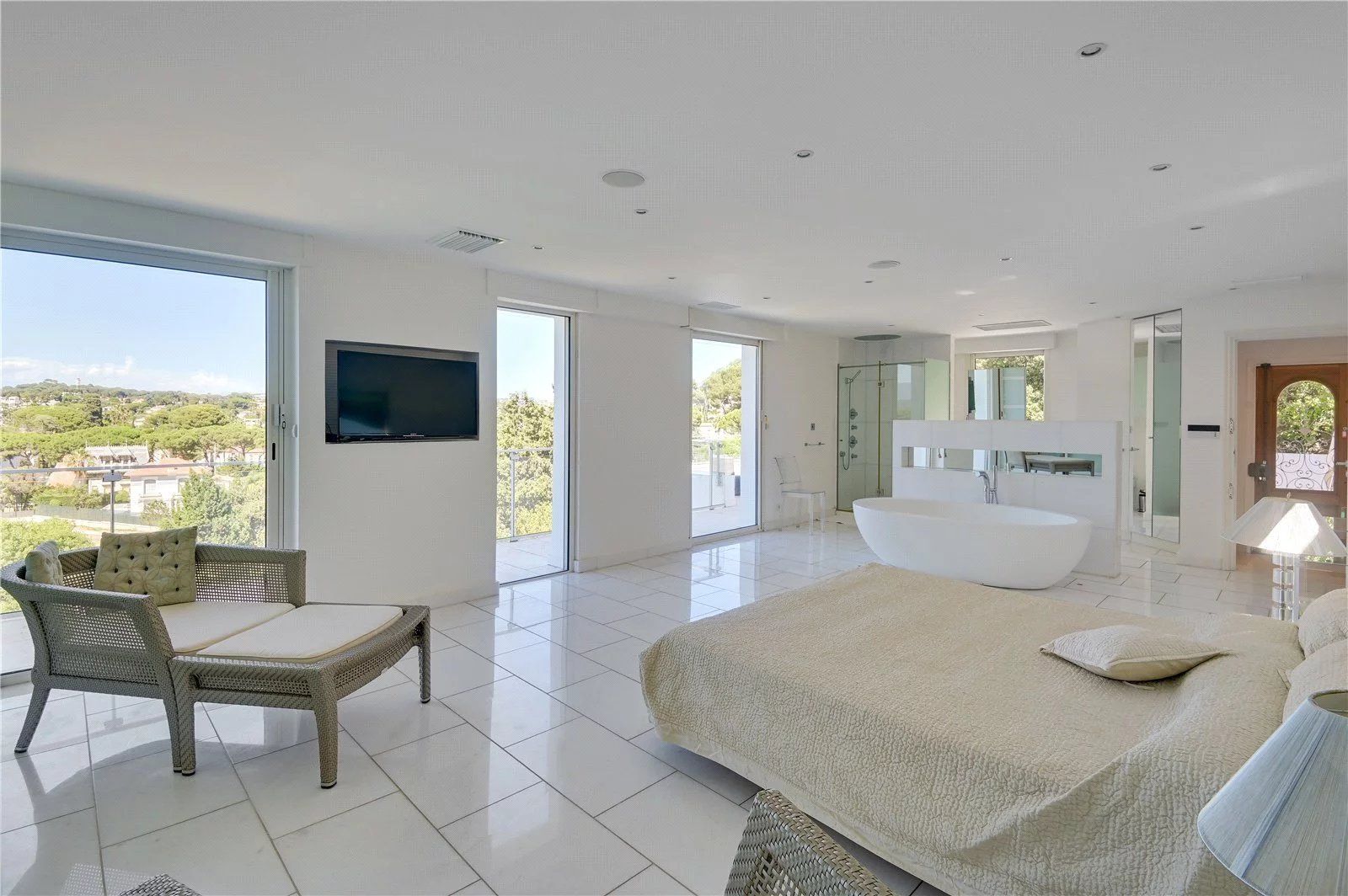 villa 6 Rooms for seasonal rent on Antibes (06160)