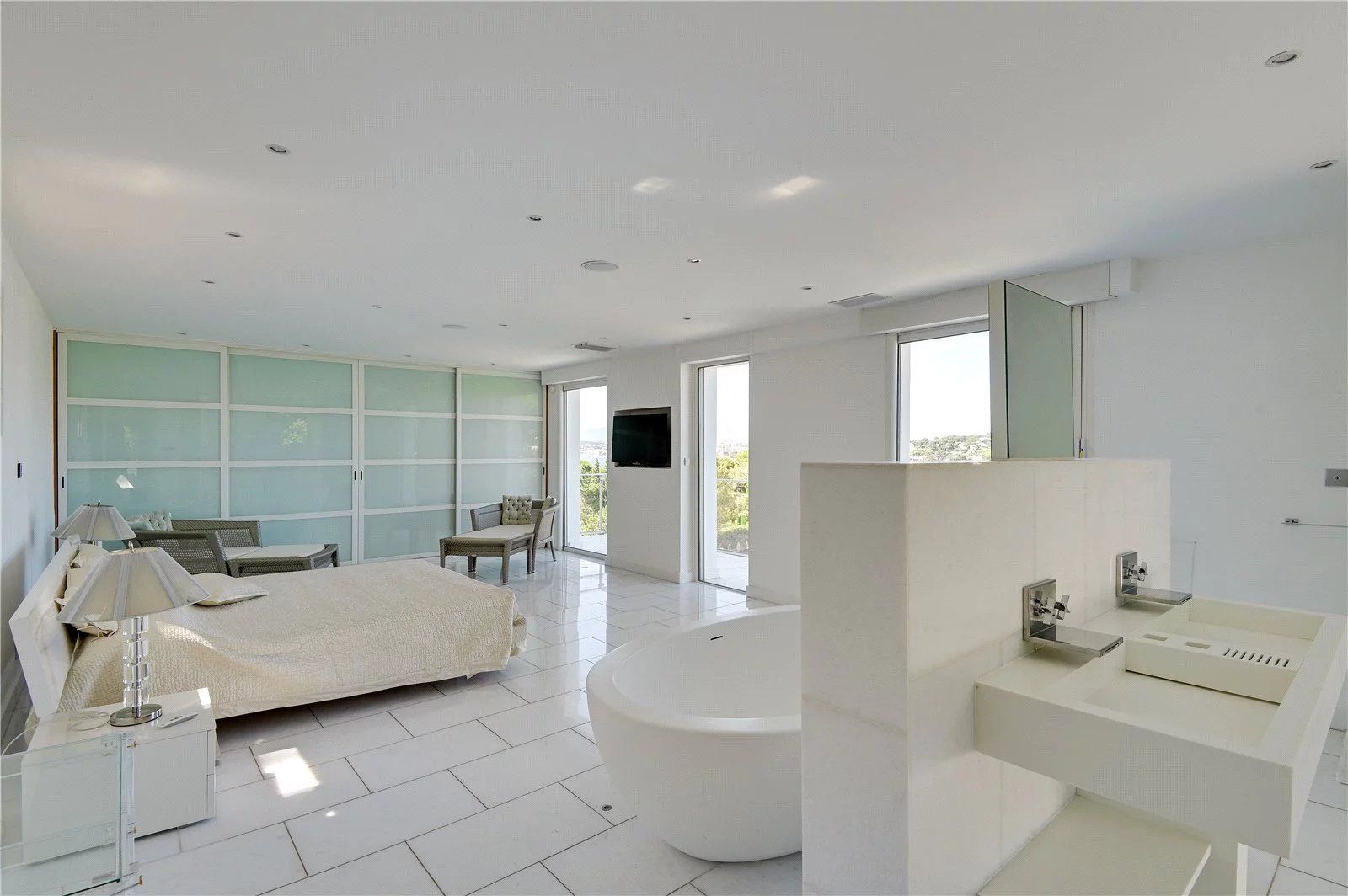 villa 6 Rooms for seasonal rent on Antibes (06160)