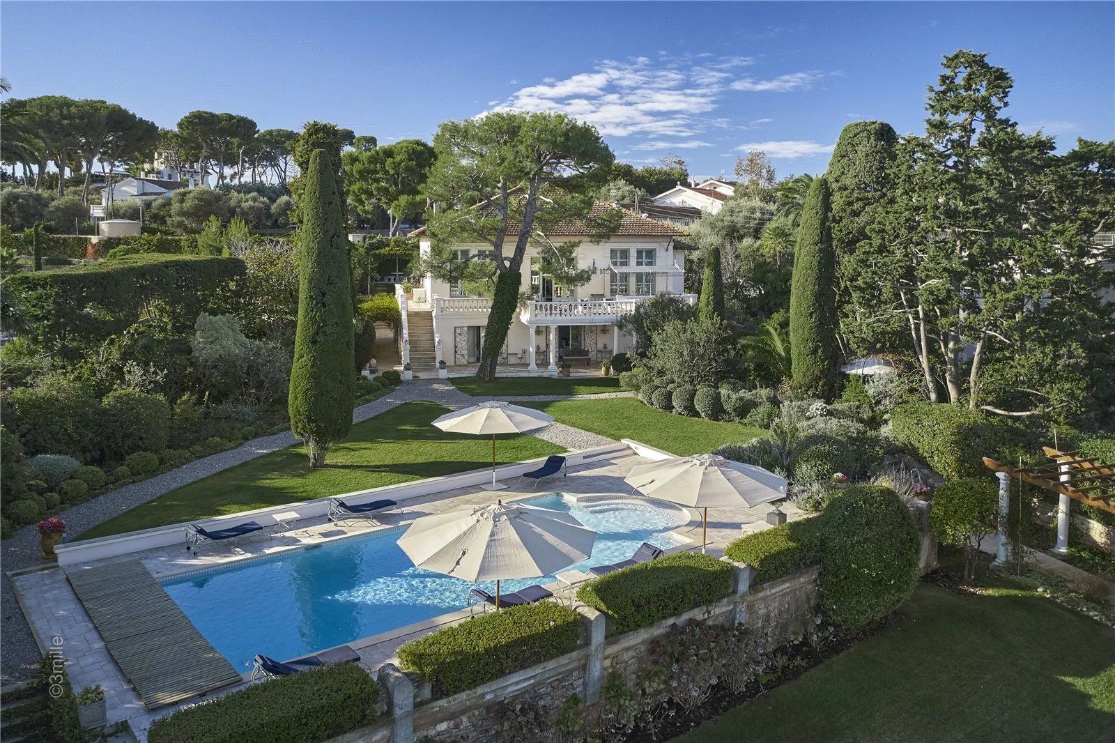 villa 10 Rooms for seasonal rent on Antibes (06160)