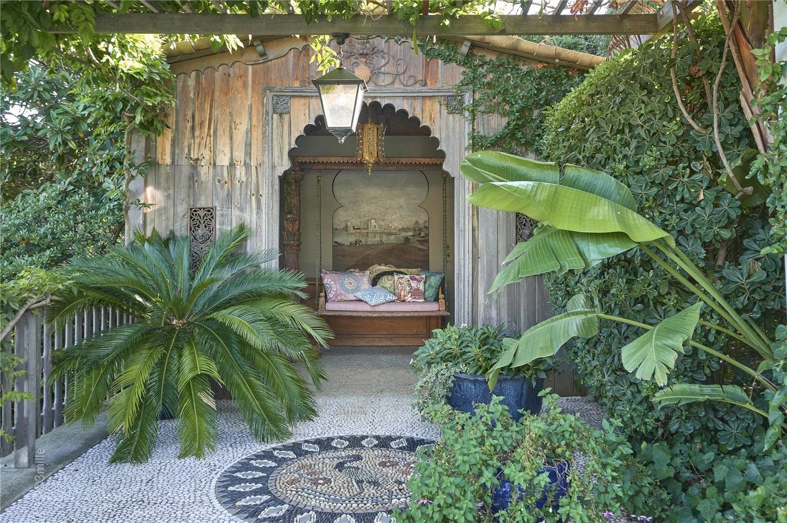 villa 10 Rooms for seasonal rent on Antibes (06160)