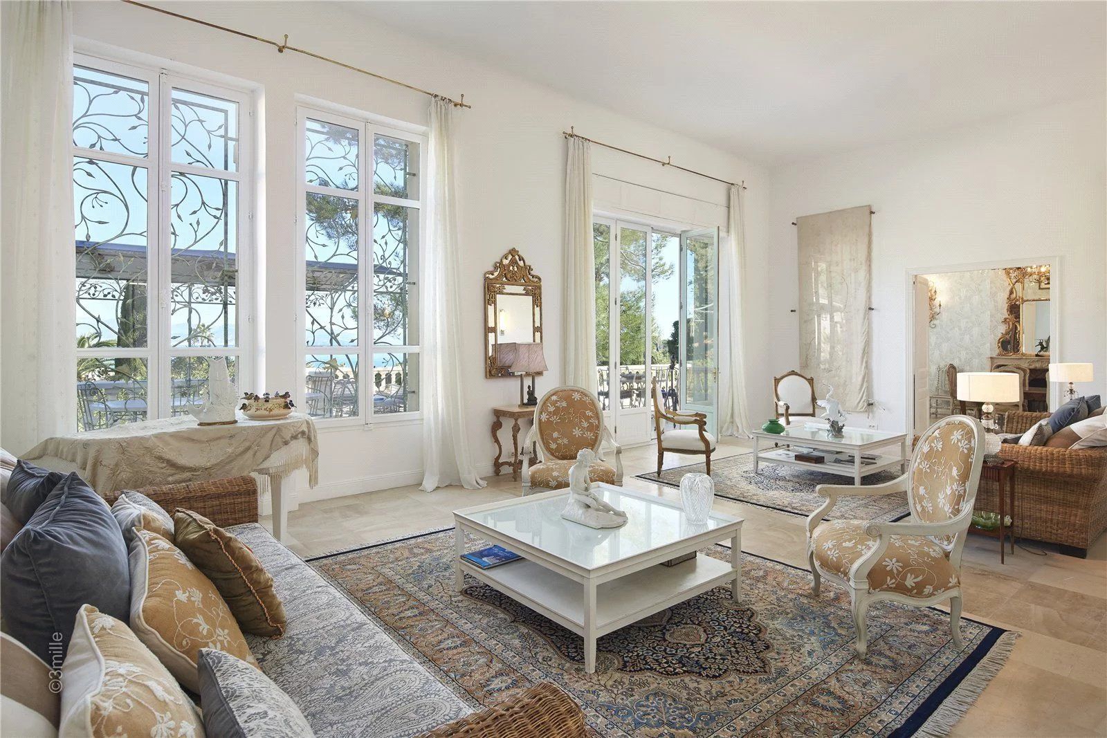 villa 10 Rooms for seasonal rent on Antibes (06160)