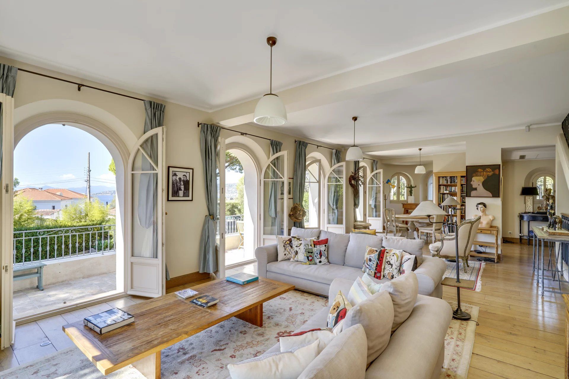 villa 6 Rooms for seasonal rent on Antibes (06160)