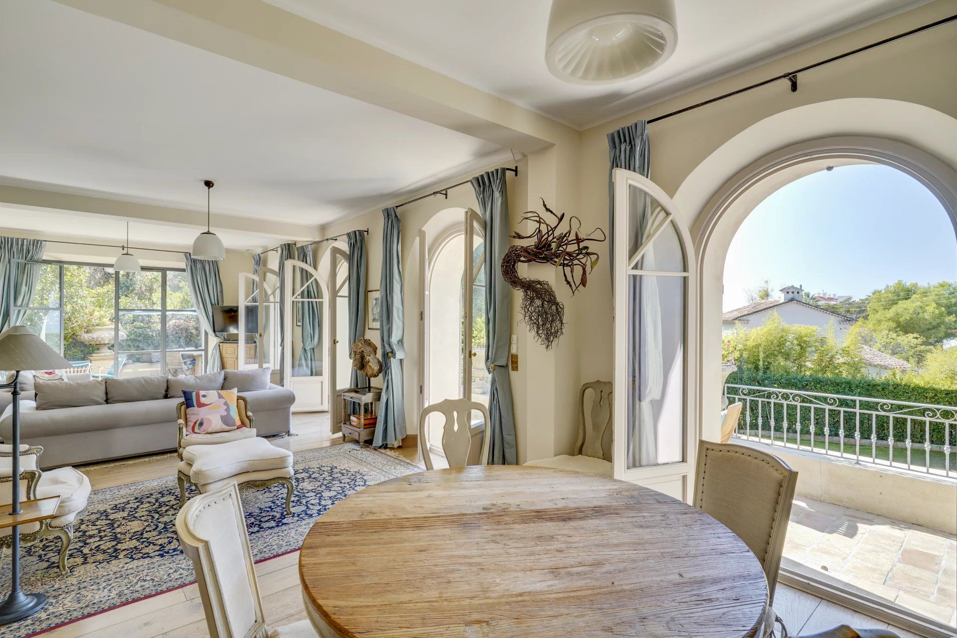 villa 6 Rooms for seasonal rent on Antibes (06160)