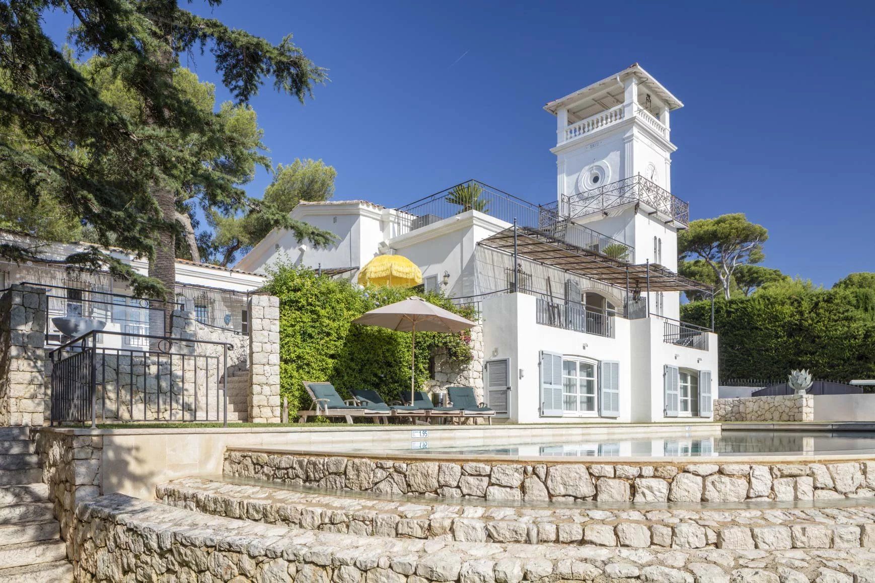 villa 8 Rooms for seasonal rent on Antibes (06160)