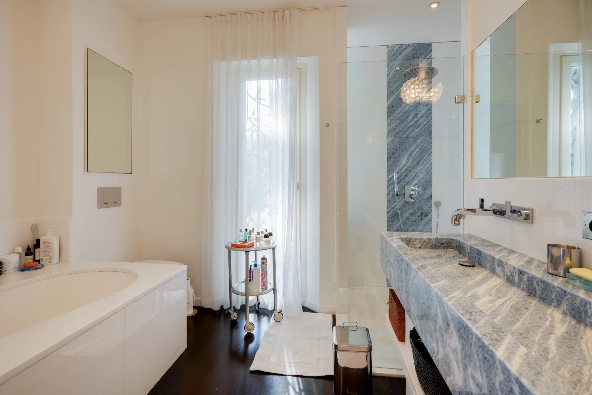 villa 8 Rooms for seasonal rent on Antibes (06160)