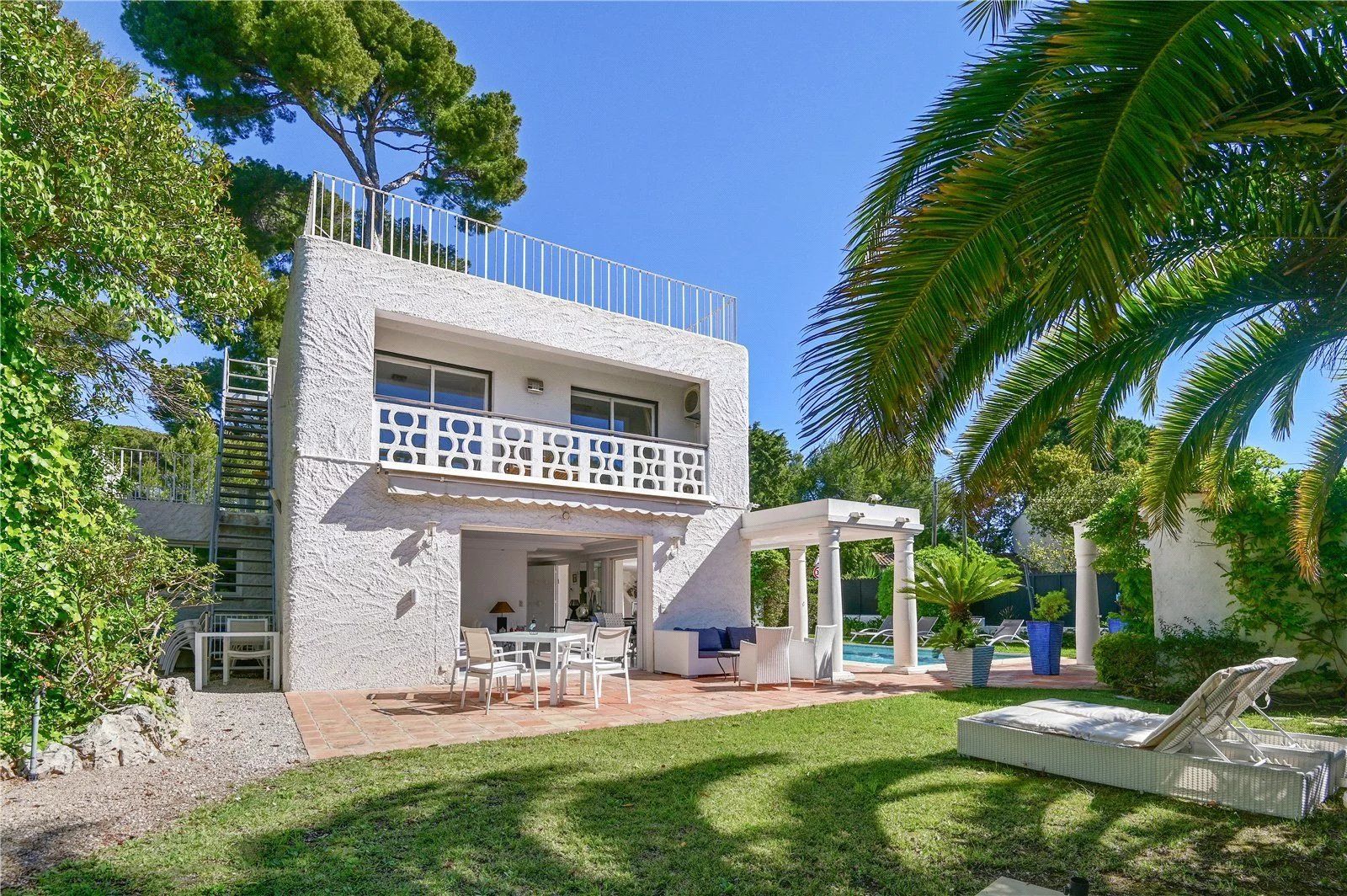 villa 6 Rooms for seasonal rent on Antibes (06160)