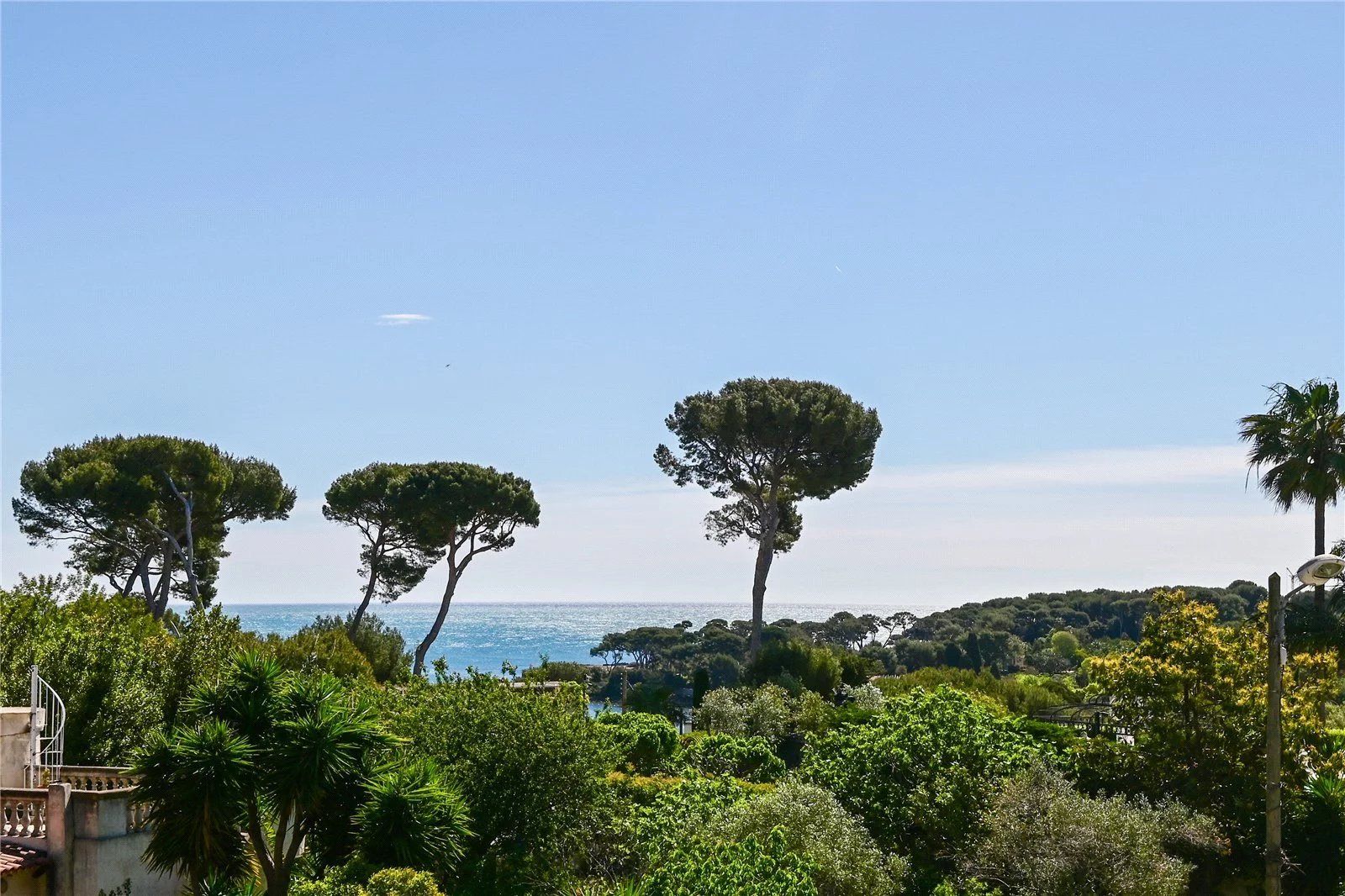 villa 6 Rooms for seasonal rent on Antibes (06160)
