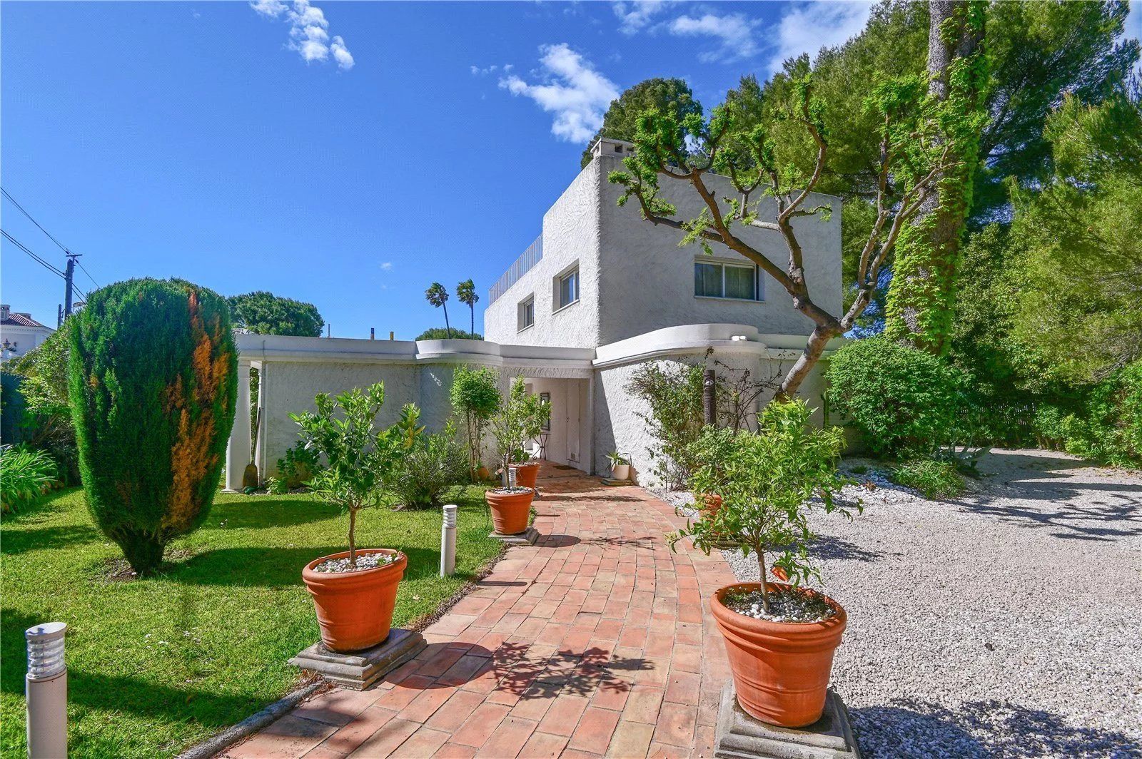 villa 6 Rooms for seasonal rent on Antibes (06160)