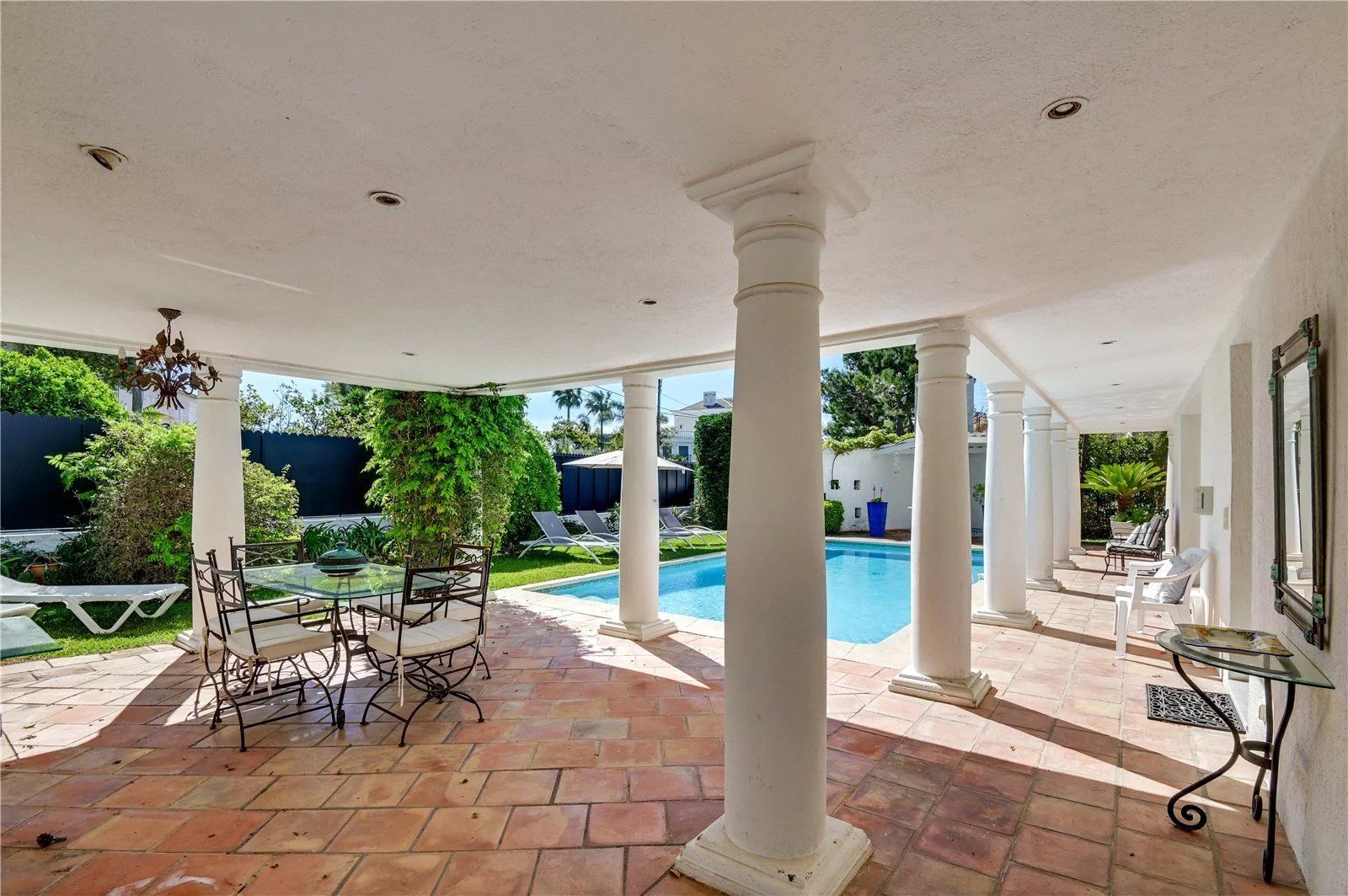 villa 6 Rooms for seasonal rent on Antibes (06160)