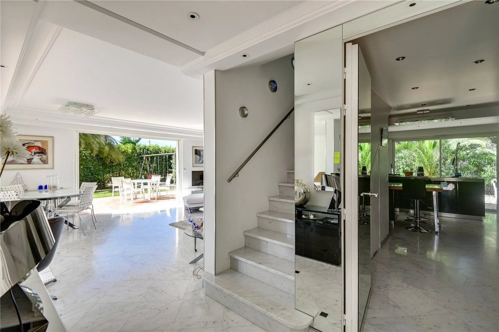 villa 6 Rooms for seasonal rent on Antibes (06160)