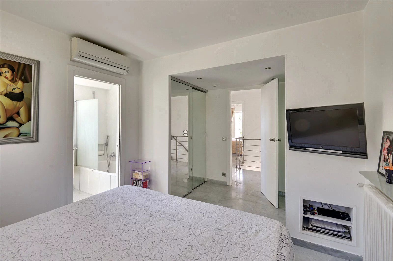 villa 6 Rooms for seasonal rent on Antibes (06160)