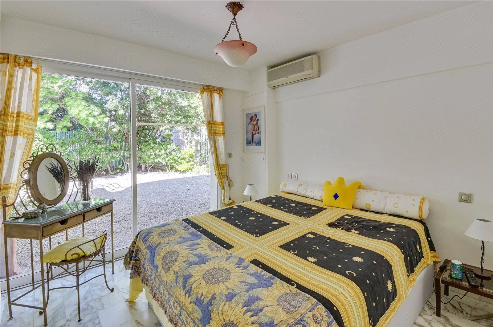 villa 6 Rooms for seasonal rent on Antibes (06160)