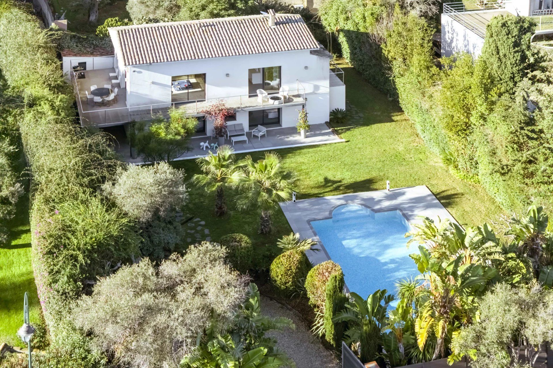 villa 7 Rooms for seasonal rent on Antibes (06160)
