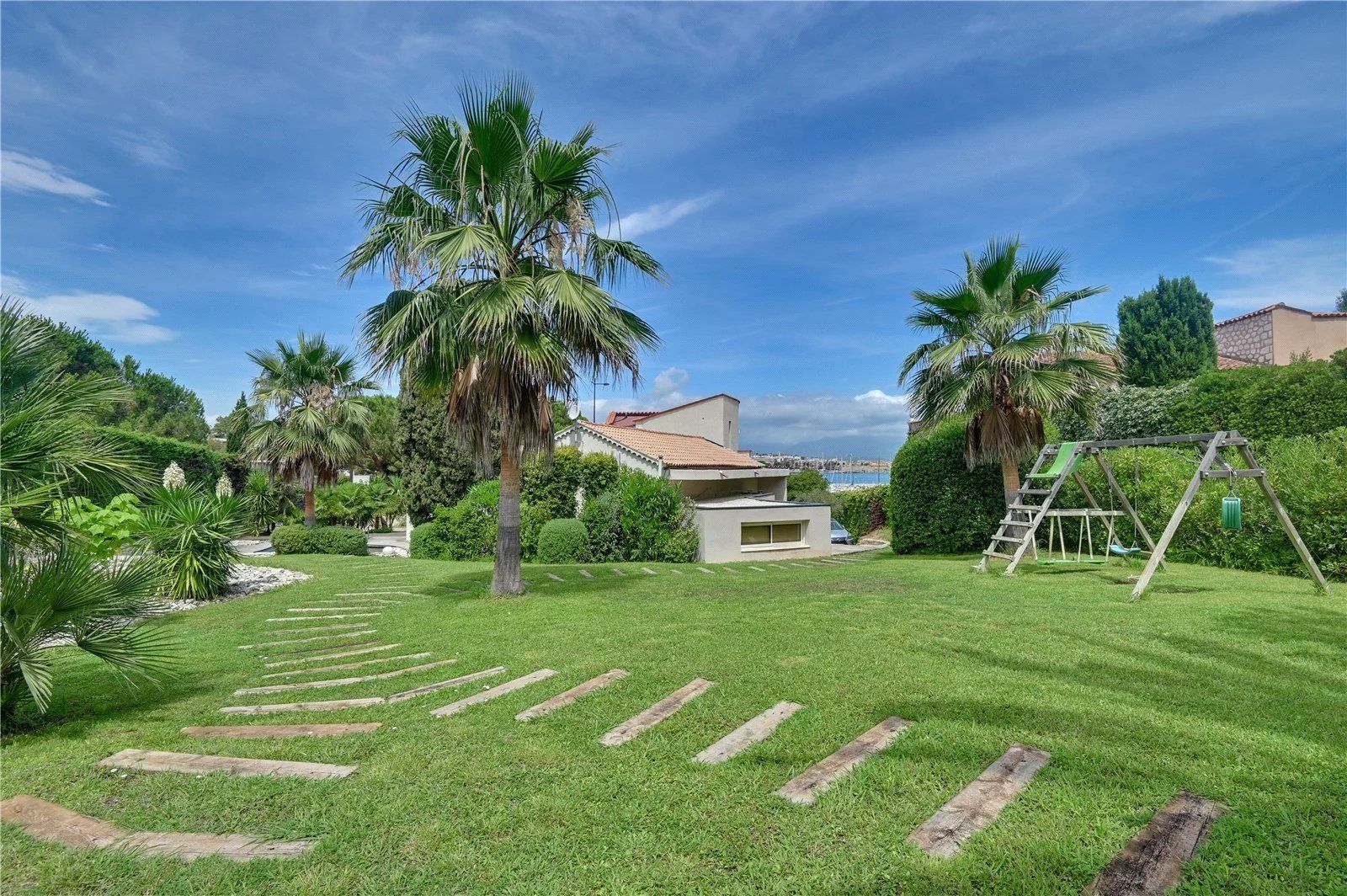 villa 8 Pièces en location saisonnière sur Antibes (06160)