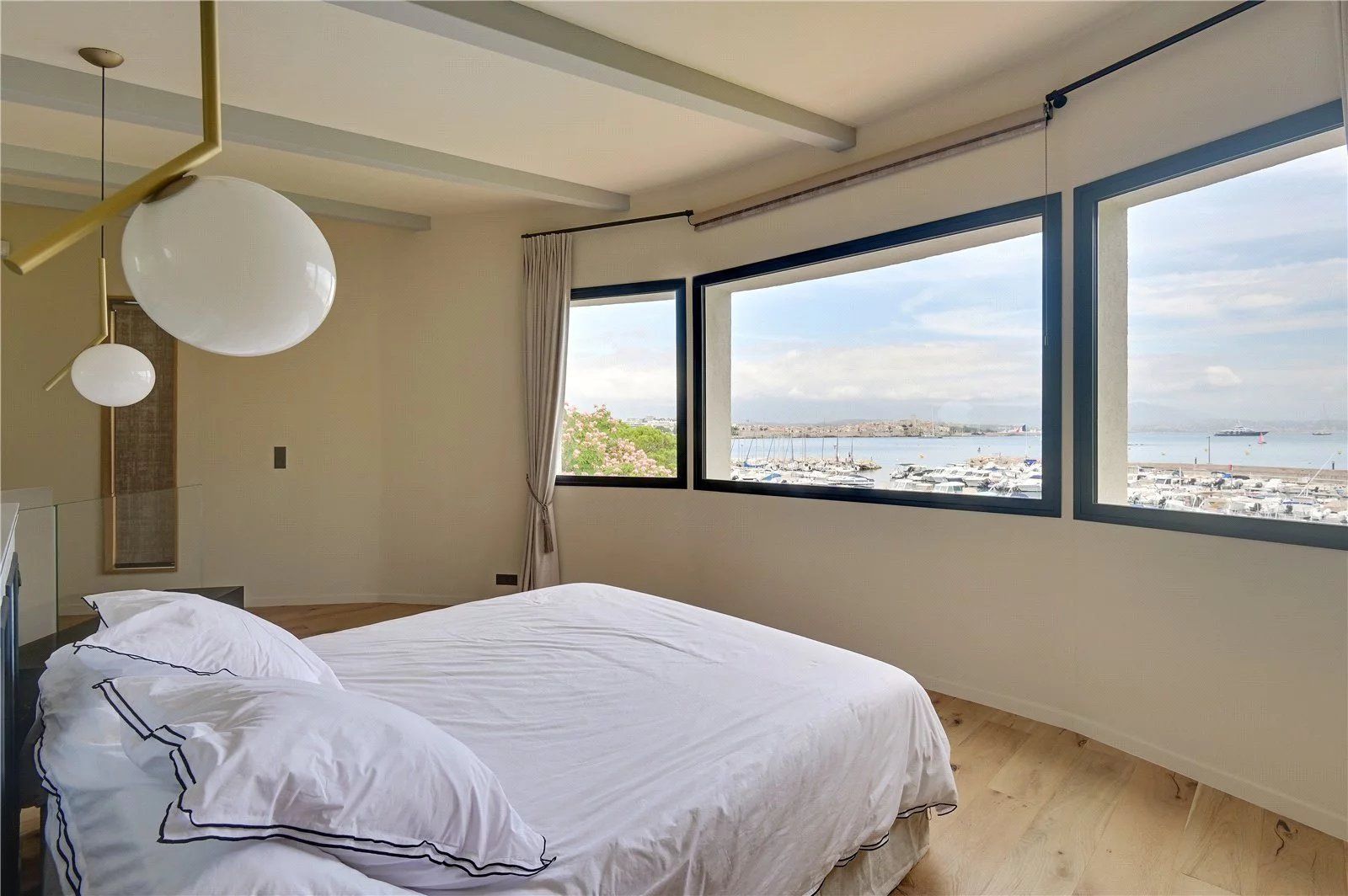 villa 8 Pièces en location saisonnière sur Antibes (06160)