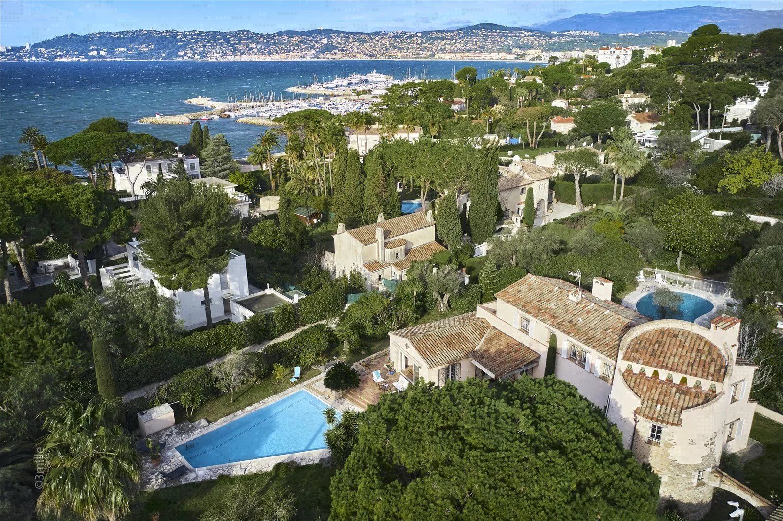 villa 8 Rooms for seasonal rent on Antibes (06160)