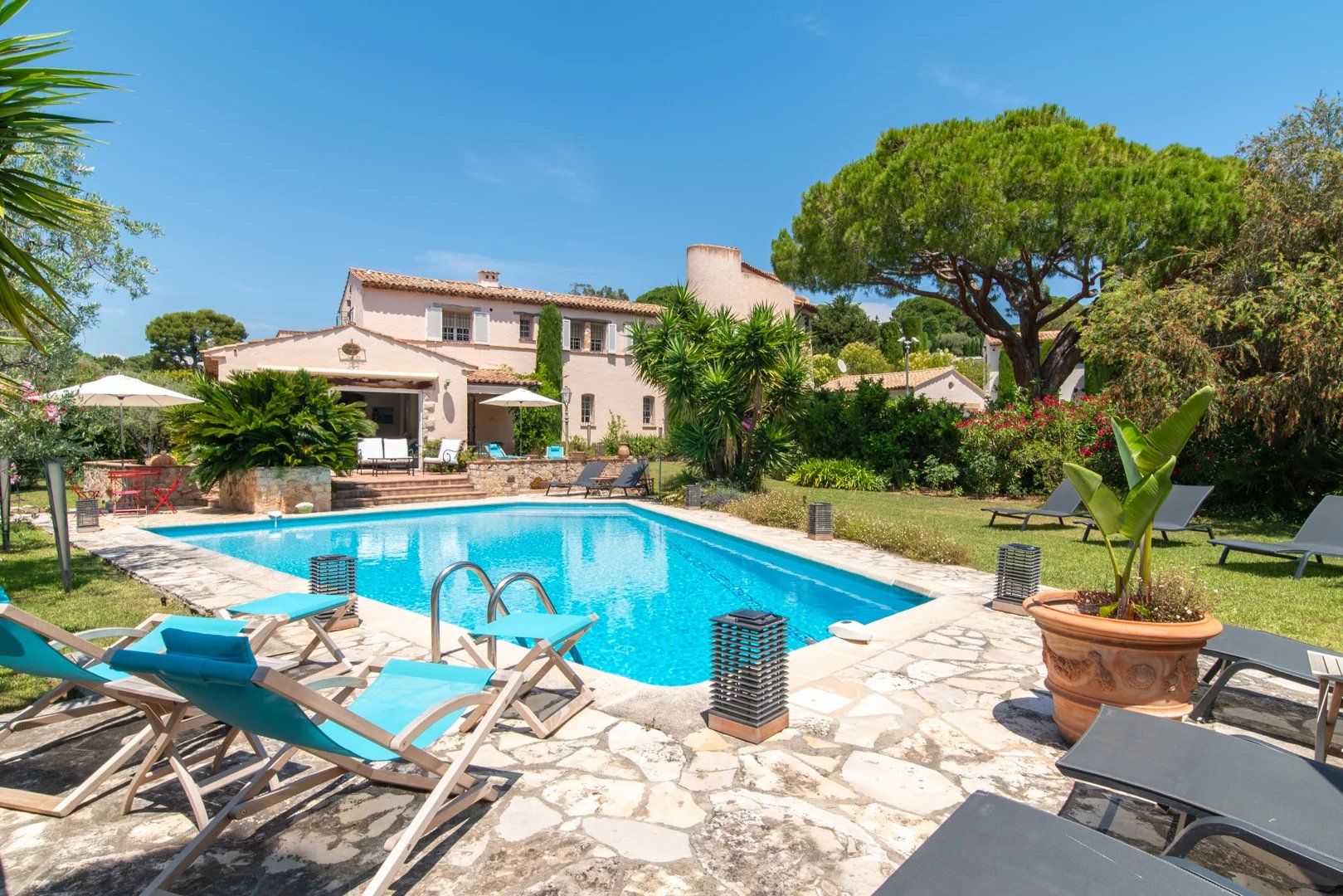 villa 9 Rooms for seasonal rent on Antibes (06160)