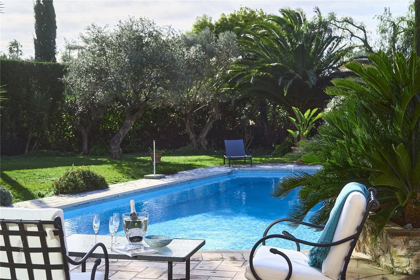 villa 8 Rooms for seasonal rent on Antibes (06160)