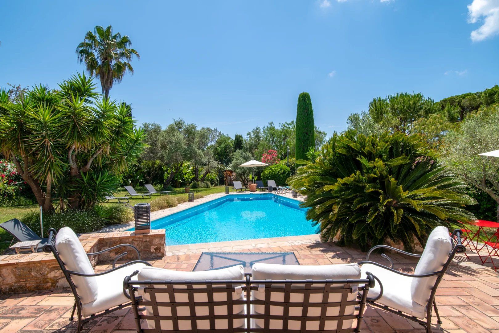 villa 9 Rooms for seasonal rent on Antibes (06160)