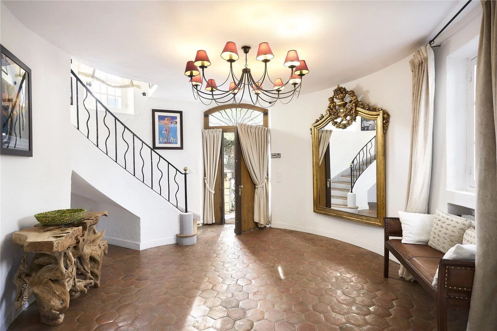 villa 8 Rooms for seasonal rent on Antibes (06160)