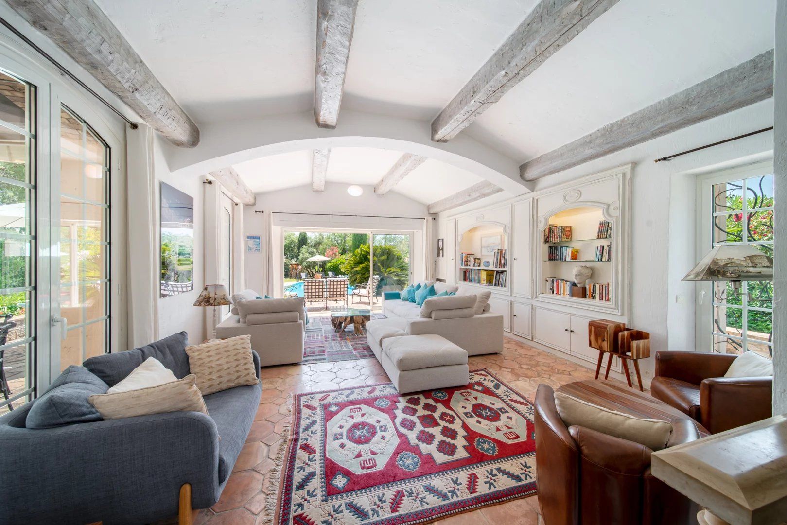 villa 9 Rooms for seasonal rent on Antibes (06160)